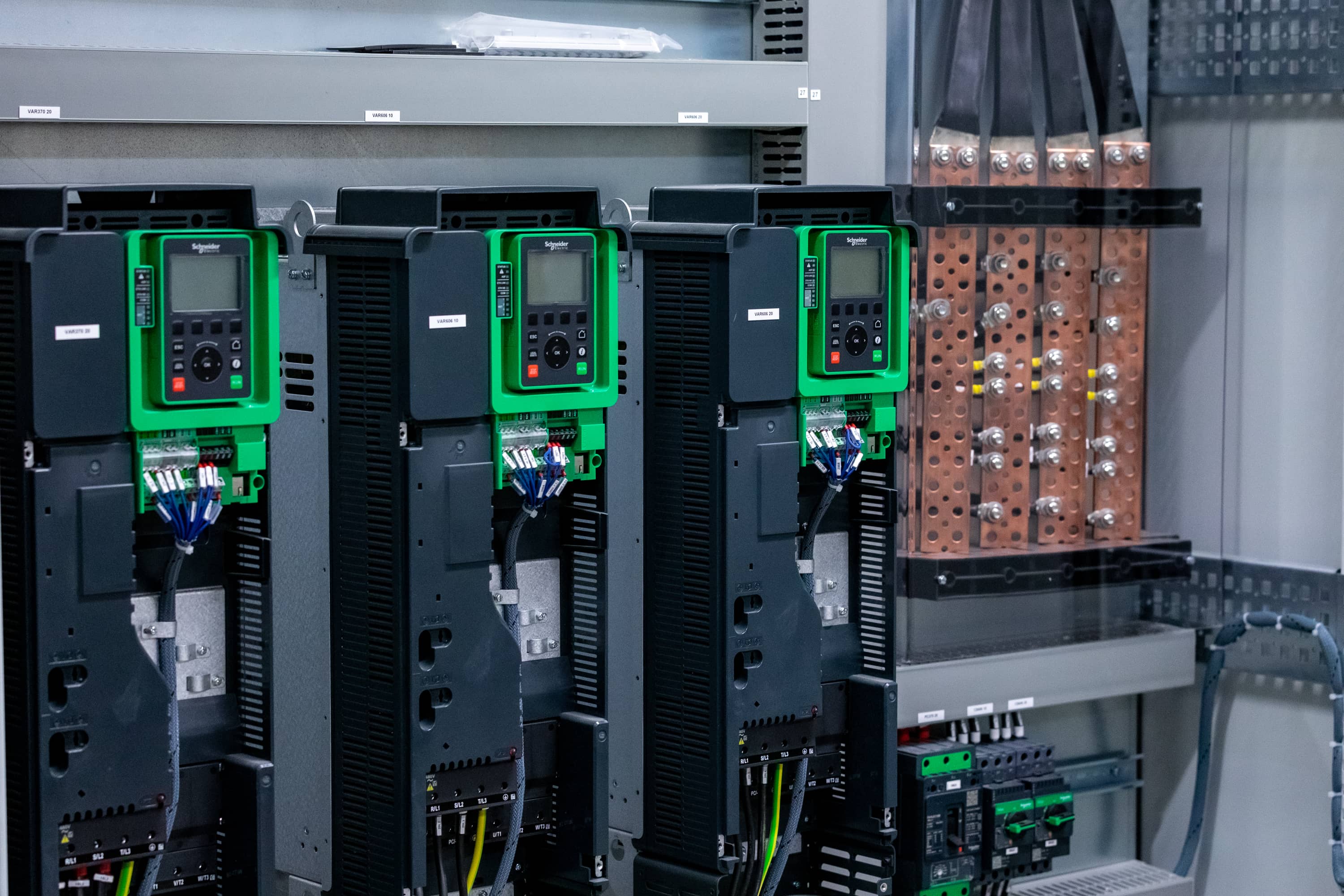 Montage en série de coffrets électriques par PULS-ELEC, votre partenaire spécialiste des armoires électriques Montage en série de coffrets électriques par PULS-ELEC, votre partenaire spécialiste des armoires électriquesC